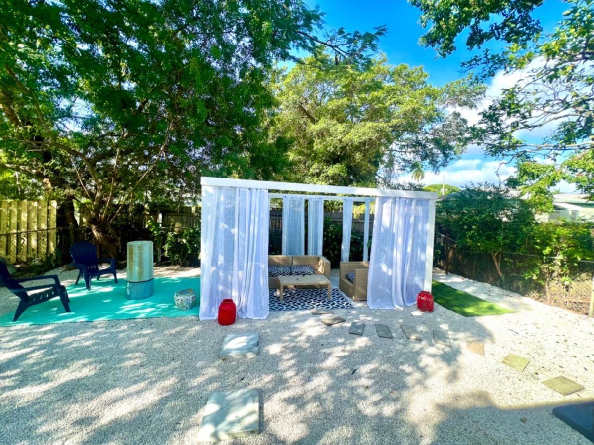 3 Seasons At The Carrington 3 Separate 2 Bedroom 1 Bathroom Apartments And A 3 Bedroom 2 Bathroom Villa Miami Dış mekan fotoğraf