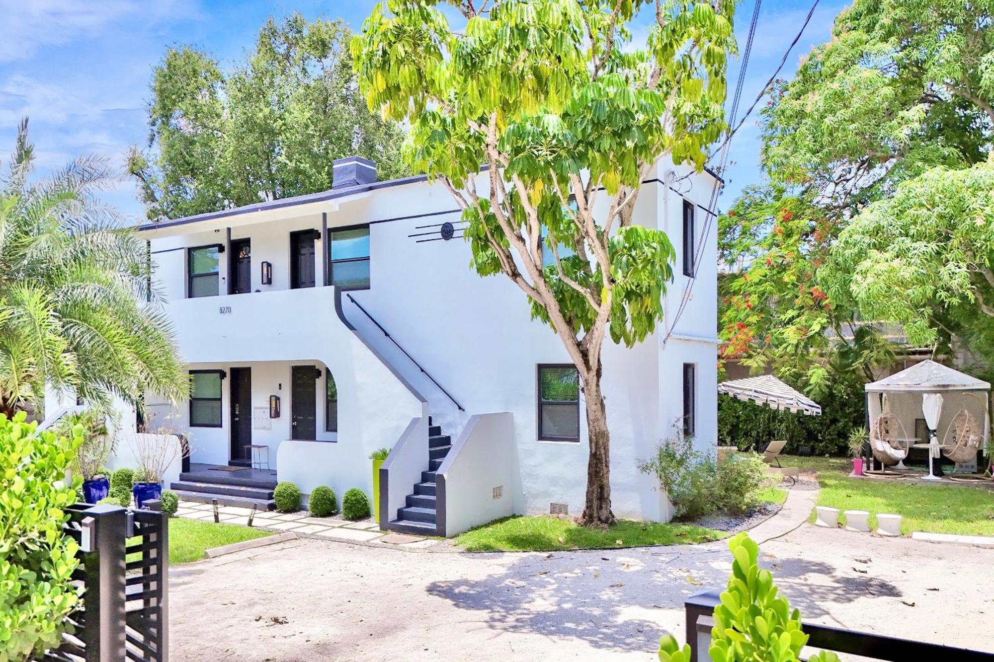 3 Seasons At The Carrington 3 Separate 2 Bedroom 1 Bathroom Apartments And A 3 Bedroom 2 Bathroom Villa Miami Dış mekan fotoğraf